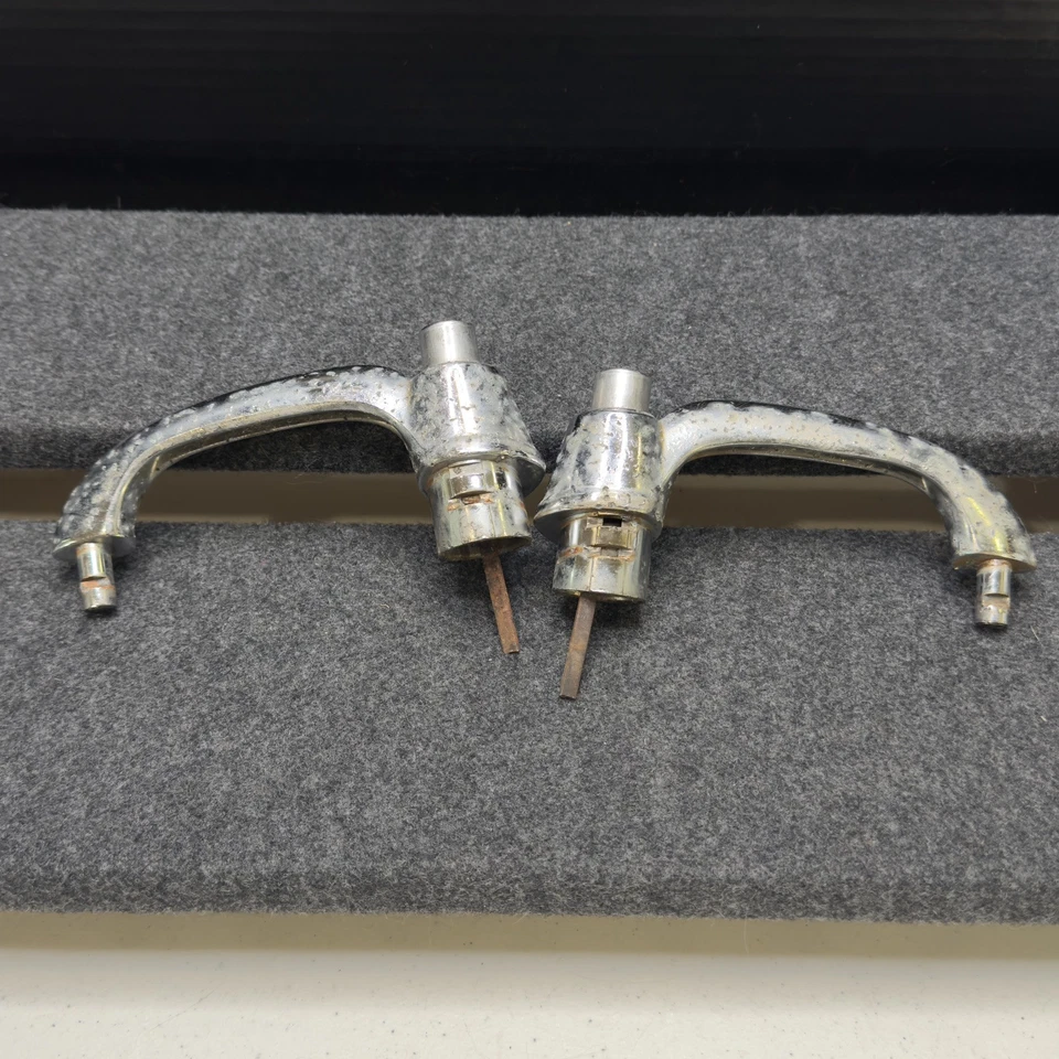 Chevy Pontiac 1953 1954 par de manijas de puerta exteriores derecha izquierda OEM 4150568 4150569 Foto 1 de 4