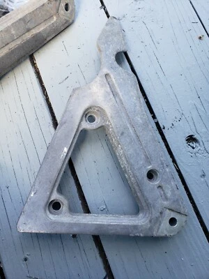 1982 1983 YAMAHA XJ650L  Right FOOT REST PEG BRACKET MOUNT 16G-27442-00- - Imagem 1 de 2