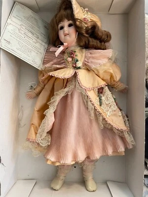 Christine et Cécile créatrices - poupée Mundia Amarante en porcelaine 57 cm haut - Photo 1/4