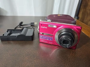 Pink Sanyo VPC-X1250 12.1MP Digitalkamera. Koffer, Ladegerät & Akku inklusive - Bild 1 von 11