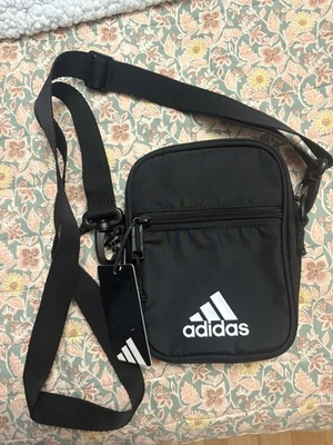 Bandolera Adidas Must Have Festival Unisex Correa Ajustable Bolso Nuevo con Etiquetas Precio de venta sugerido por el fabricante $28 Foto 1 de 4