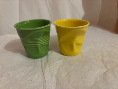 REVOL lot de 2 tasses froissées vert et jaune - Photo 1/3