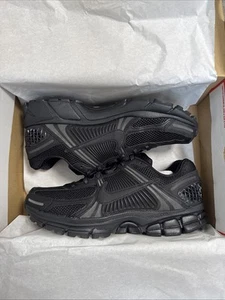 Taglia UK 8 - Nike Air Zoom Vomero 5 Triple Nero Bianco Grigio Antracite - AFFARE! - Foto 1 di 24