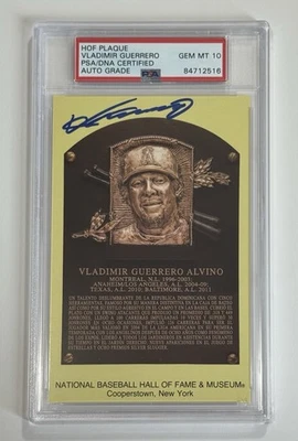 Vladimir Guerrero Autograph Signed HOF Plaque Postcard - PSA/DNA Spanish - Image 1 of 2
