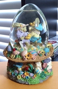 Spring Easter Bunny Artist Rabbit Musical Snow Globe Here Comes Peter Cottontail - Picture 1 of 8