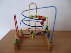 Kinderspielzeug Holzgestell mit Metallschienen und Holzteilen - Bild 1 von 2
