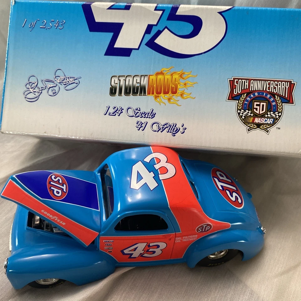Richard Petty 1941 Willys #43-1 de 2.543 50 aniversario caja firmada Foto 1 de 1