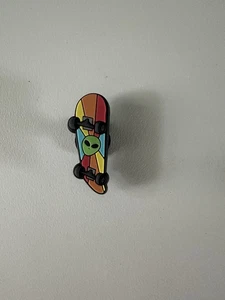 Croc Jibbitz Totenkopf Skateboard Schuh Anhänger. Neu ohne Etikett - Bild 1 von 2