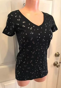 GAP, talla X pequeña, cuello en V, manga corta, top tejido en negro con corazones pequeños. NUEVO. - Imagen 1 de 12