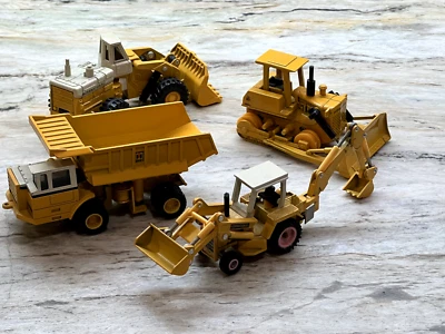 Vehículos de construcción internacionales ERTL Mighty Movers de colección escala 1/64, lote de 4 Foto 1 de 4