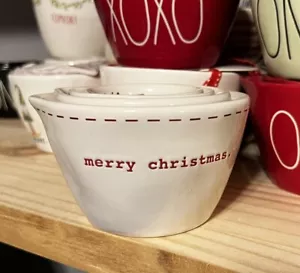 Tazas Medidoras Rae Dunn Feliz Navidad con Costuras Rojas Difíciles de Dificultar - Imagen 1 de 1