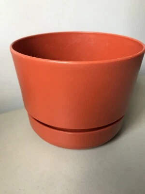 Maceta Rubbermaid con platillo adjunto de plástico naranja Foto 1 de 4