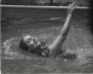 FOTOGRAFÍA EN BLANCO Y NEGRO Original INSTANTÁNEA TROPEZADA 56 44 Z - Imagen 1 de 1