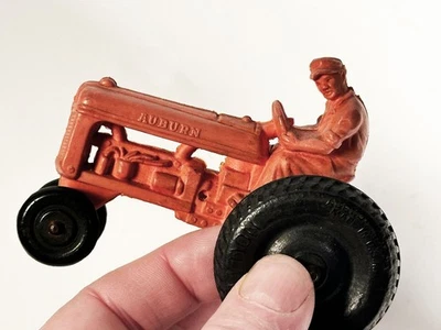 2 винтажных резиновых игрушечных трактора Auburn красный фермер/зеленый фермер - Изображение 1 из 4
