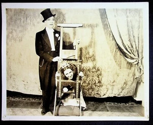 Foto en blanco y negro maestro ilusionista de Al Page & Company años 40 con Ernestino en guillotina - Imagen 1 de 2