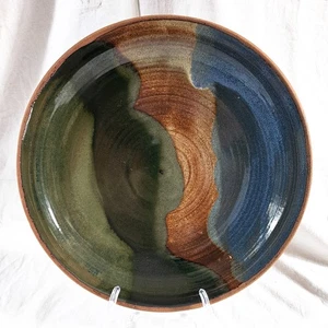 Keramik geworfen Platte Teller Terrakotta Umbber blau grün signiert Woodin 14,75" - Bild 1 von 5