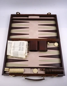 Vintage Bakelite Caramel And Cream Backgammon Board Game Set with Suitcase - Picture 1 of 10