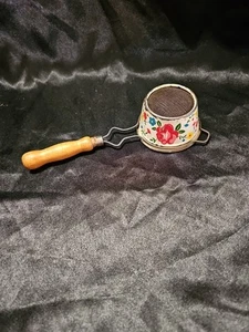 Tamiz de metal pequeño Miracle Gem colador mango de madera floral granja - Imagen 1 de 2