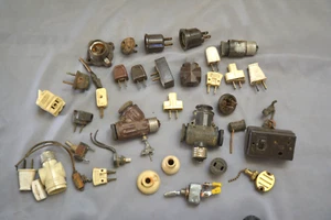 LOT ANTIQUE VINTAGE ELECTRICAL PLASTIC BAKELITE PLUGS EAGLE, CM, BEAVER - Picture 1 of 10