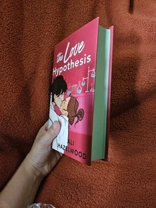 Illumicrate Ali Hazelwood The Love Hypothesis Signed |HAND SIGNED FIRST PRINT - Imagen 1 de 5