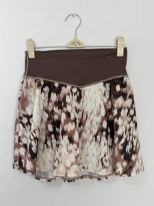 Falda corta Offline By Aerie marrón con estampado crema ropa deportiva talla pequeña - Imagen 1 de 9