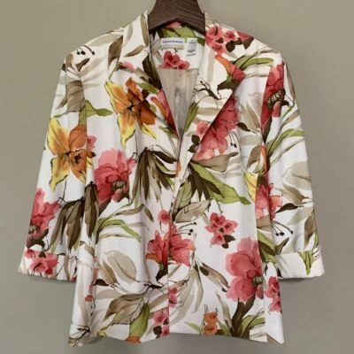 Chaqueta Alfred Dunner Floral Frente Abierto Coral/Blanco/Verde Talla 24W Foto 1 de 4