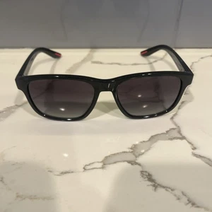 Gafas de sol polarizadas degradadas negras/grises PRADA LINEA ROSSA PS 06YS para hombre - Imagen 1 de 8