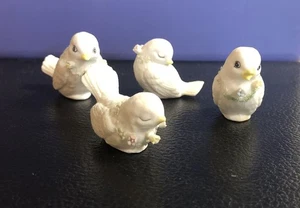 4 Porzellan Vogel Biskuit Figuren Pastell erhaben Blumen Miniatur zierlich - Bild 1 von 9