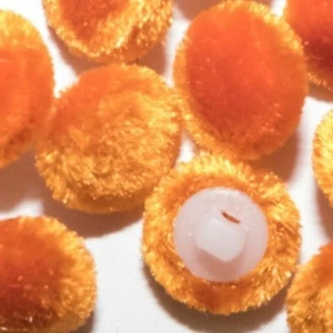 UN PEQUEÑO BOTÓN DE TERCIOPELO DE SEDA, NARANJA, TAMAÑO: 11,5 MM, ESPALDA BLANCA, CALIDAD SUPERIOR - Imagen 1 de 4