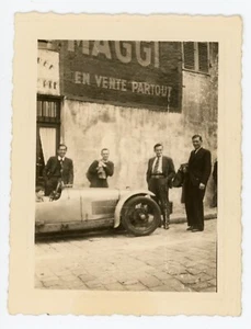 PHOTO amateur SNAPSHOT 1938, 4 hommes et une voiture ancienne pub murale MAGGI - Imagen 1 de 2
