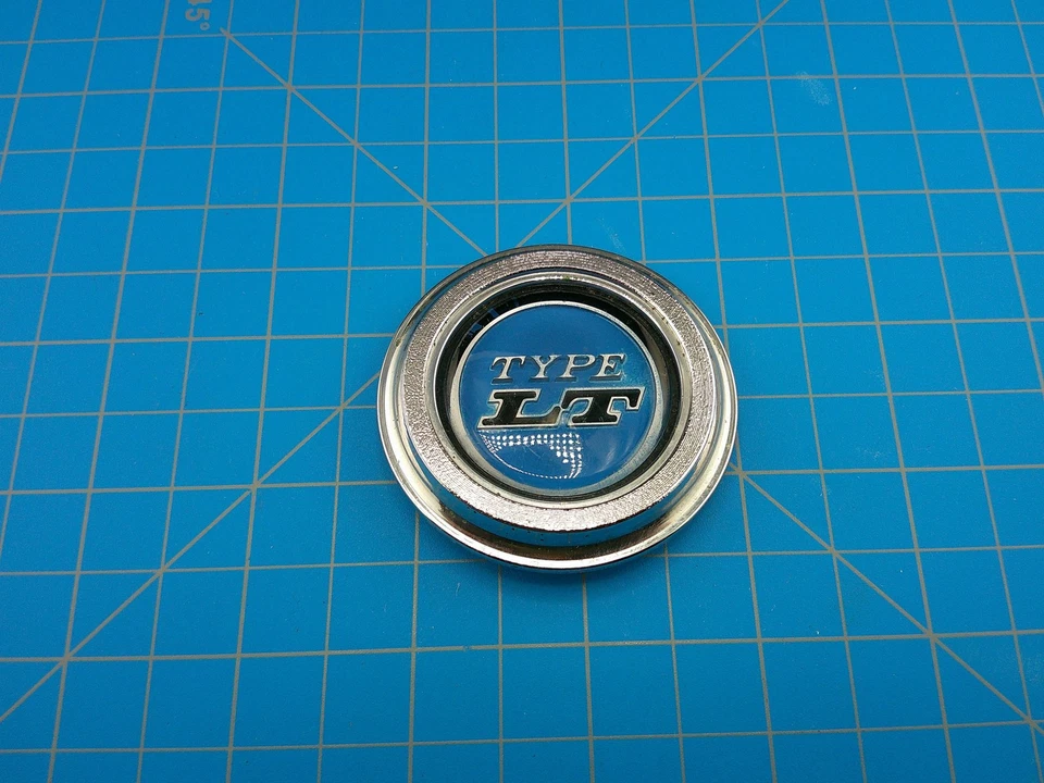 Винтажный центральный колпак колеса Chevrolet Camaro типа LT с эмблемой оригинальный производитель 1970-х металлический - Изображение 1 из 4