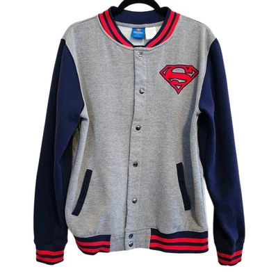 Chaqueta Universitaria Superman DC Comics Licenciada Frontal A Presión Gris Azul Rojo Para Hombre Mediana Foto 1 de 4