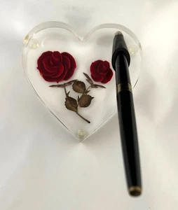 Soporte para bolígrafo Lucite con rosas rojas de Bircraft Originals - Imagen 1 de 5