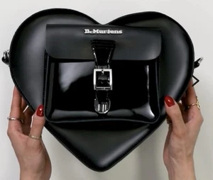Mochila Corazón Dr. Martens Cuero Bovino y PATENTE Ltd 2025 - Imagen 1 de 13