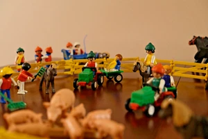 Playmobil vintage Bauernhof Stall Schweine Schafe Kutsche Tiere Pferde Schlitten - Bild 1 von 12