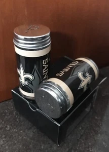 Siskiyou Products NFL 2 Piece Shakers Salt and Pepper Set New Orleans Saints - Foto 1 di 1