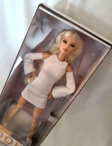 BARBIE DOLL * SIGNATURE LOOKS * MODEL #6 - Picture 1 of 9