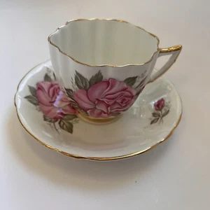 Coppa e piattino Royal Prince Bone China, rose rosa, cerchio/finitura in oro, a costine - Foto 1 di 7