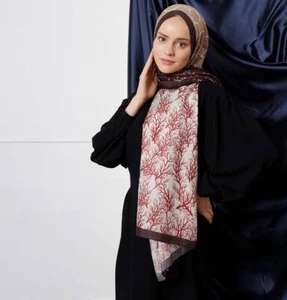 Modefa Tri-Panel Hijab Tücher | blühende Zweige - schokoladenbraun & kastanienbraun - Bild 1 von 3