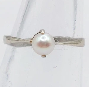 Bague art deco or blanc 18 k ornée d'une perle épaulée de griffes (circa 1950) - Photo 1/11