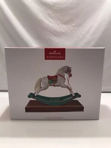 2022 HALLMARK KEEPSAKE ROCKING HORSE MEMORIES CHRISTMAS TABLE DECOR MOTION - Picture 1 of 7