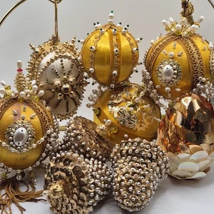 Adornos de lentejuelas de perlas doradas de lujo Navidad MCM campana piña años 70  - Imagen 1 de 10