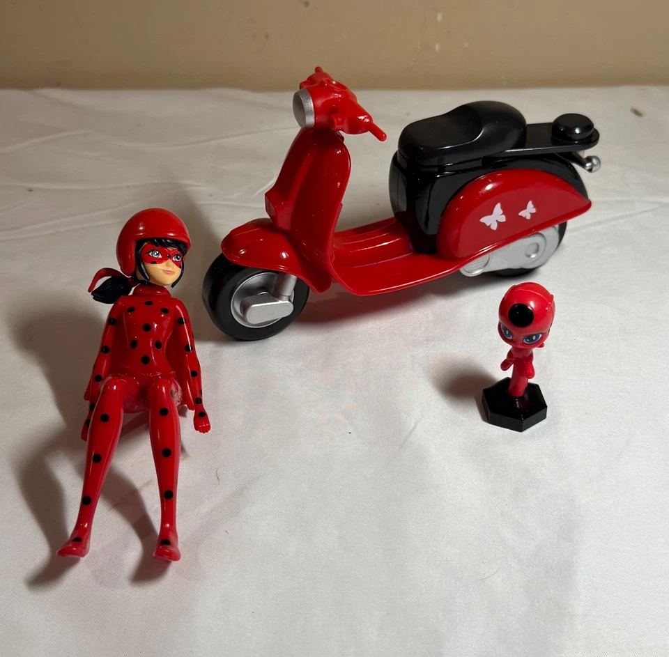 Miraculous: Tales of Ladybug & Cat Noir - Figura de acción con scooter y Tikki Foto 1 de 3