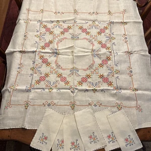 Hand Stitched Embroidered Tables Clothes And Napkins Lot Read Descriptions - Picture 1 of 21