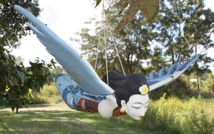 Flying Dewi Sri Diosa Cazador de Demonios Móvil Alado Madera Tallada Bali 16"x17.5" - Imagen 1 de 9