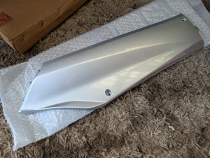 Honda SCV100 Blei 2002-2009 silber Verkleidung Panel OEM Teil 64320-KRPA-9000 #VUE - Bild 1 von 16