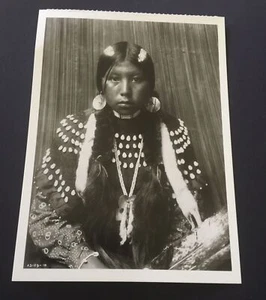 Native American Women Dusty Dress - Kallspel Great Photographic Postcard - Foto 1 di 2