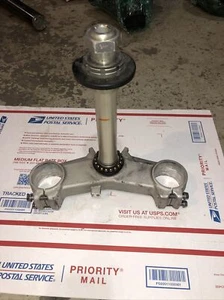 09-12 KAWASAKI NINJA ZX6R ZX600R FRONT FORKS CLAMP LOWER TRIPLE TREE STEM - Bild 1 von 6