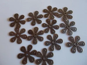 SALE!!! 20 x small metal flower embellishments , antique bronze colour, 18mm - Picture 1 of 2