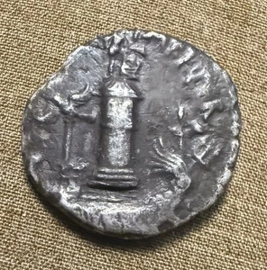 Sextus Pompey 42-40BC Silver Denarius 18mm 3.36g - Picture 1 of 2